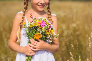Dosyalanmış buket ile mutlu çocuk