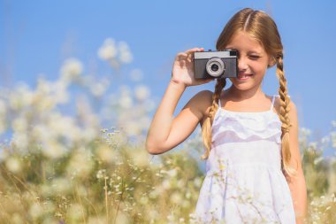 Sevimli kadın çocuk çayırda fotoğraf çekmek