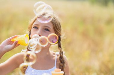 Çayır üzerinde oynayan neşeli çocuk