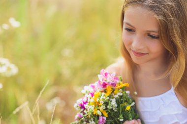Güzel çocuk doğada rüya