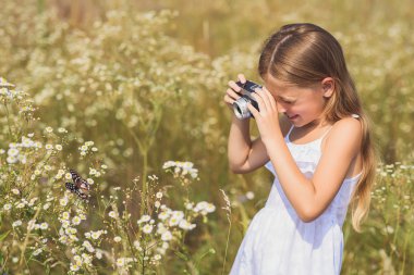 Mutlu çocuk doğa fotoğrafını çekmek