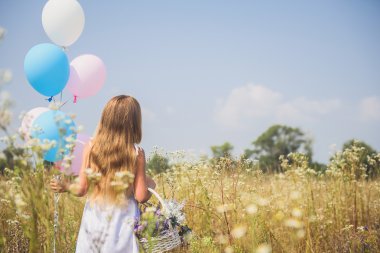 Güzel çocuk sahada eğleniyor