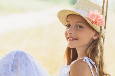 Neşeli çocuk doğada eğleniyor