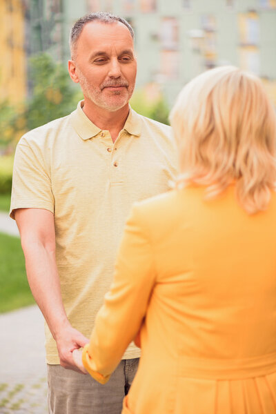 Счастливые пожилые муж и жена знакомства в городе
