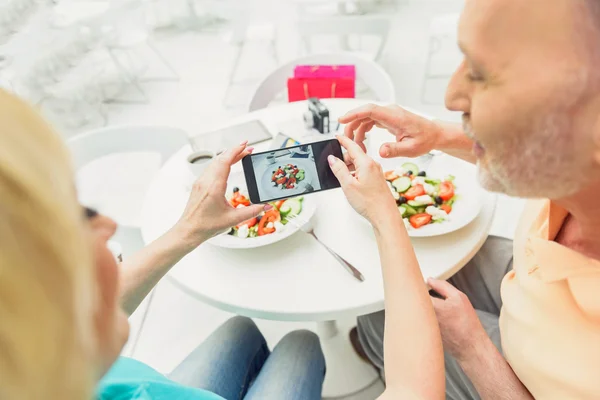 Volwassen man en vrouw met behulp van moderne technologie — Stockfoto