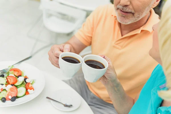 Mann und Frau ruhen sich in Cafeteria aus — Stockfoto