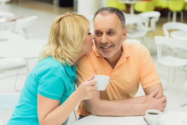 Gelukkige man en vrouw rusten in cafetaria — Stockfoto
