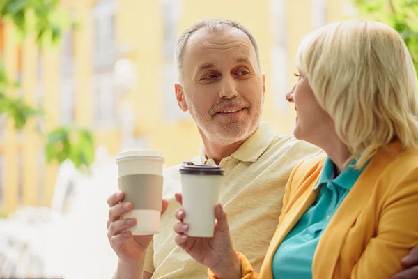 Volwassen man en vrouw genieten van warme drank — Stockfoto