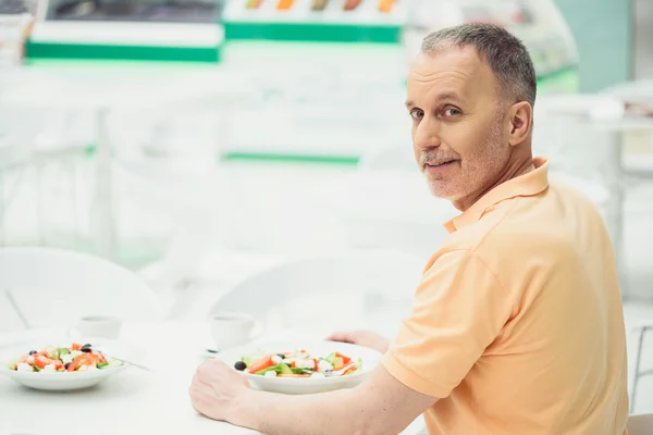 Senior Ehemann frühstückt in Cafeteria — Stockfoto