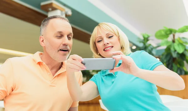 Volwassen man en vrouw zijn geïnteresseerd in Gadget — Stockfoto