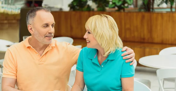 Reife Mann und Frau Dating in Cafeteria — Stockfoto