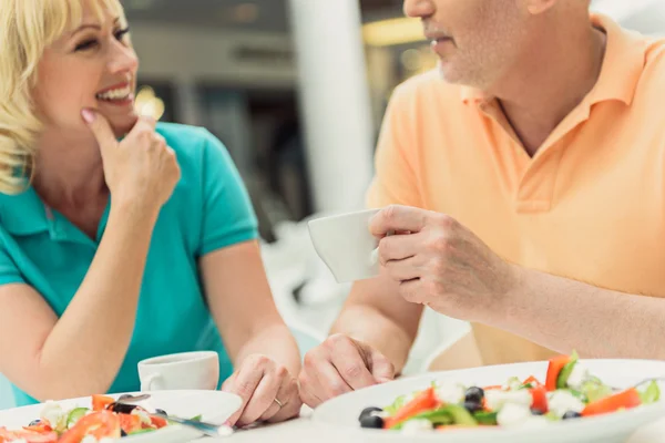 Boldog férj és feleség nyugszik cafeteria — Stock Fotó