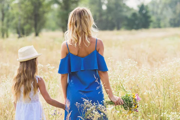 Grazioso genitore e figlio a riposo in natura — Foto Stock