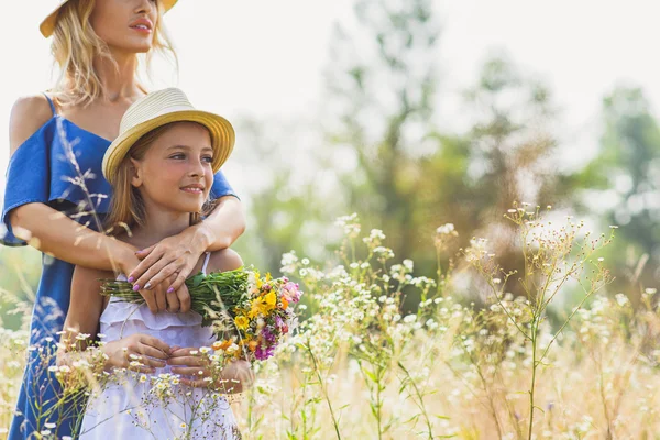 Söta familjen njuter av naturen på fältet — Stockfoto
