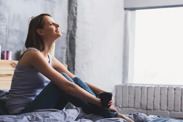 Vrouw die lacht en opzoeken — Stockfoto