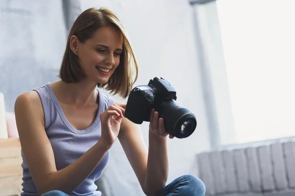 Ellerini bir kamera ile gülümseyen kadın — Stok fotoğraf