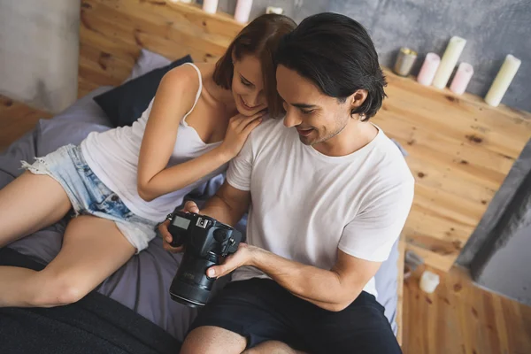 Schattig paar kijken naar foto 's — Stockfoto