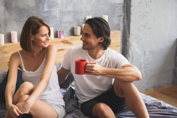 ベッドでコーヒーを飲むカップル — ストック写真