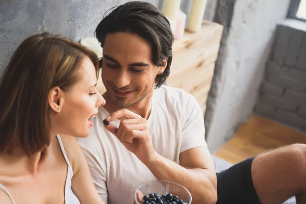 Coppia che fa colazione in camera da letto — Foto Stock