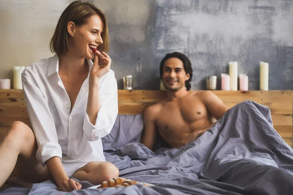 Mujer disfrutando del desayuno en la cama — Foto de Stock