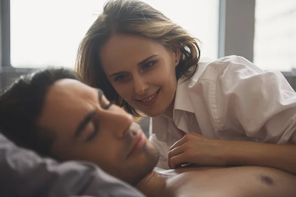 Ung kvinna helt förälskad i sin make — Stockfoto
