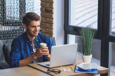 onun laptop önünde gülümseyen gurur serbest meslek