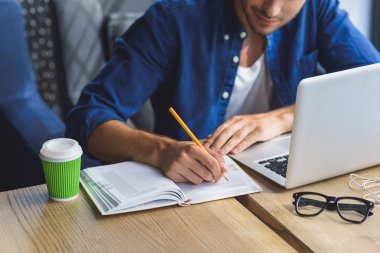 onun işyerinde Not defterinizdeki yazma serbest meslek