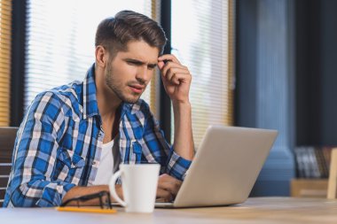 yakışıklı erkek öğrenci düşünme