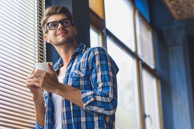 ararken ofiste çalışan