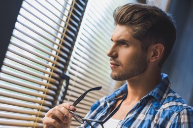 bir pencere önünde konsantre serbest meslek