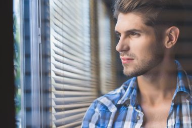 tutkuyla penceresinde görünen adam