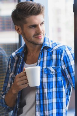 genç işadamı kahve bir fincan zevk