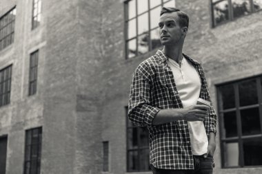 Yakışıklı genç adam gün şehirde harcama