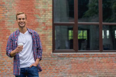 Yakışıklı genç adam gün şehirde harcama