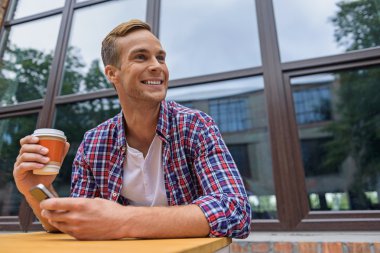 Kafede vakit geçiren adam