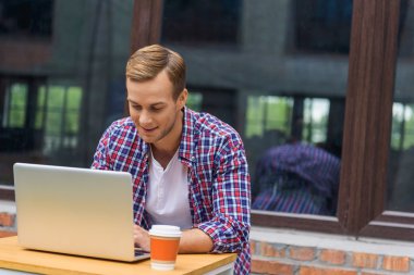 Kafede vakit geçiren adam