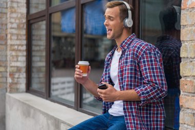 Ofis binasının önünde duran yakışıklı adam