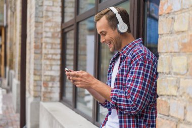 Ofis binasının önünde duran yakışıklı adam