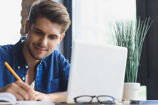 El hombre en su lugar de trabajo — Foto de Stock