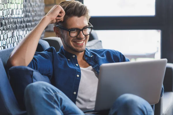 Freelancer descansando depois que ele fez o trabalho — Fotografia de Stock