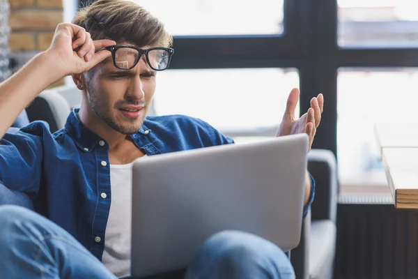 Triste freelancer mirando fijamente en el portátil — Foto de Stock