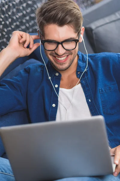 Homme écoutant de la musique après le travail — Photo