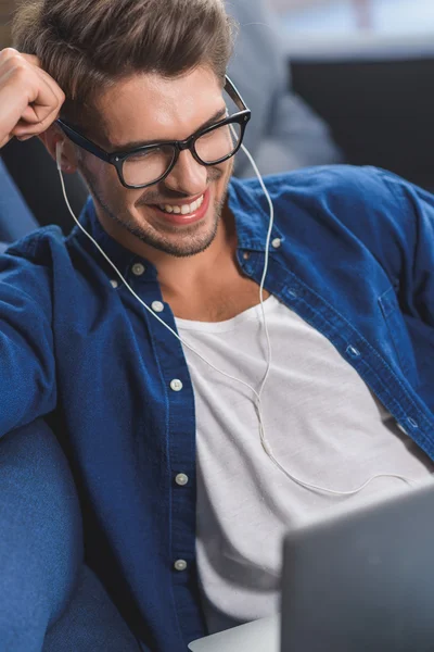Freelancer enjoying success while listening to music — Stock Photo, Image