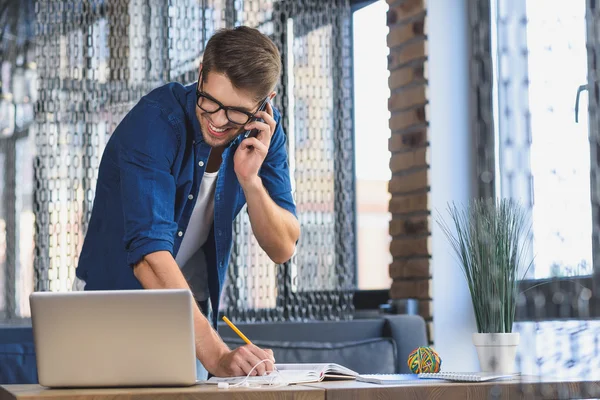 Freelancer μιλώντας με τον πελάτη μέσω τηλεφώνου — Φωτογραφία Αρχείου