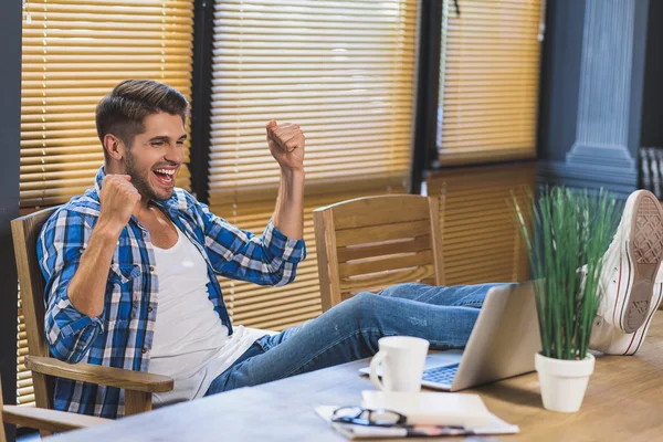 Freelancer gritando com os pés na mesa — Fotografia de Stock