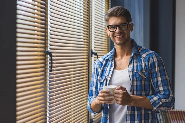 Freelancer en gafas mirando a la cámara — Foto de Stock