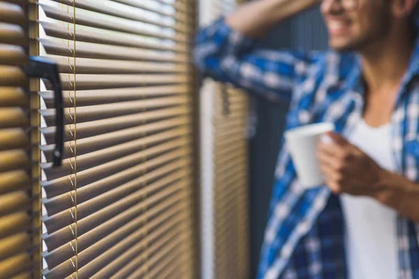 Copier l'espace sur un jalousie tandis que l'homme à succès boire du café dans — Photo