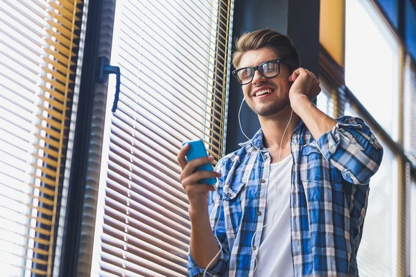 Man enjoying music in his headphones — Stock Photo, Image