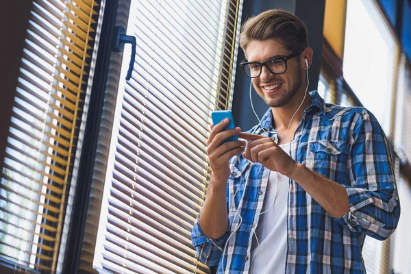 Glad hipster i hörlurar — Stockfoto