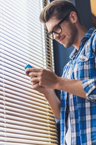 Hipster textilen framför fönstret — Stockfoto